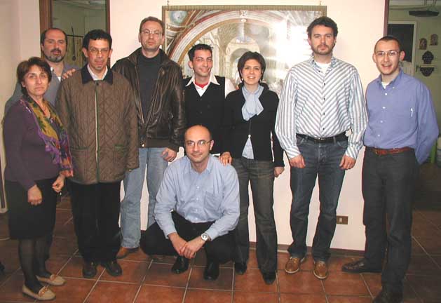 Foto di gruppo di alcuni membri dell'Area sociopolitica, scattata nel novembre 2003: da sinistra Giuseppina Milazzo, don Silvio Barbaglia, Attilio Bevilacqua, Marco Bianchi, Fedrico Nicola, Corrado Sorgarello (in basso), Irene Abis, Massimo Rinaldo, Marco Mussetta.