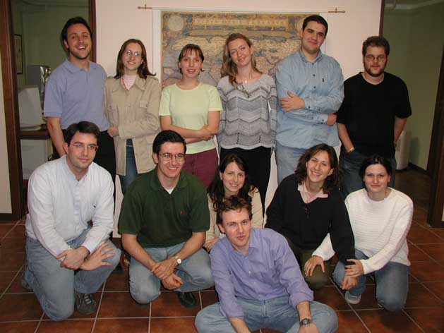 Foto di gruppo di alcuni membri dell'Area umanistica, scattata nel maggio 2002: da sinistra in fondo Massimo Donaddio, Alessia Zanari, Eleonora Macaluso, Elena Monfalcone, Alberto Cataldi, Federico Sorrenti, Filippo Ciampanelli, Annarita Merigo, Francesca Tugnolo, Maria Galli, Riccardo Dellupi